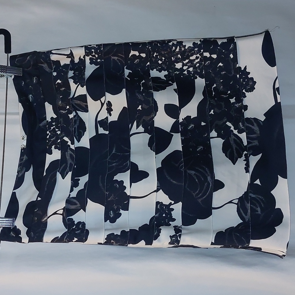 WHBM White/Black Floral Layered Pencil Skirt. Size 2